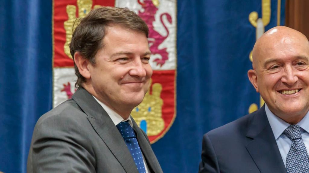 Fernández Mañueco y Carnero se dan la mano durante la reunión mantenida hoy en Valladolid