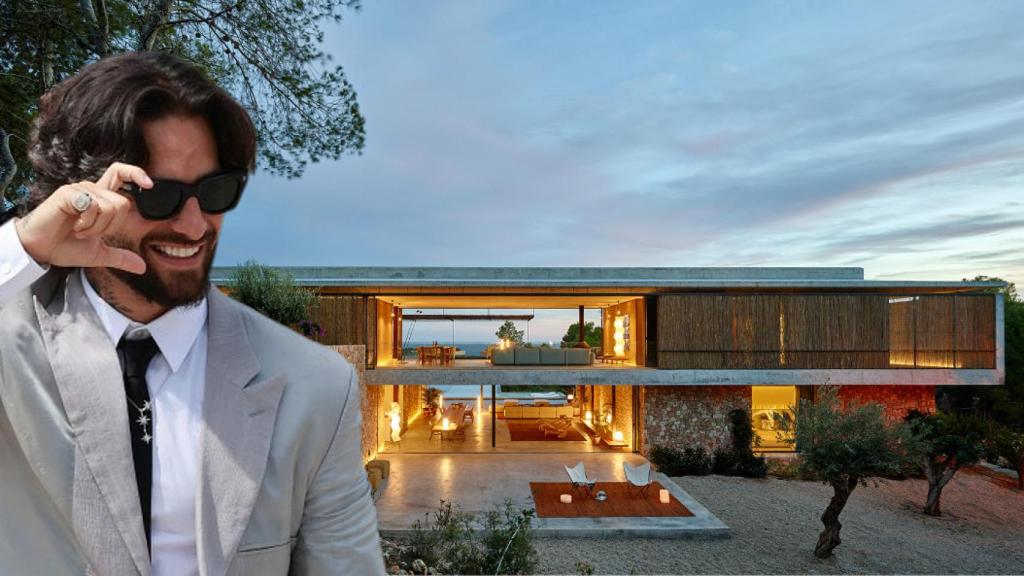 Maluma junto a la casa en la que se hospeda en Ibiza, en un montaje de JALEOS.