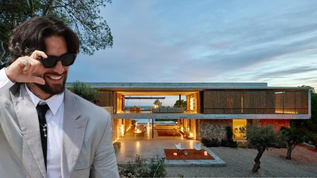 Maluma junto a la casa en la que se hospeda en Ibiza, en un montaje de JALEOS.