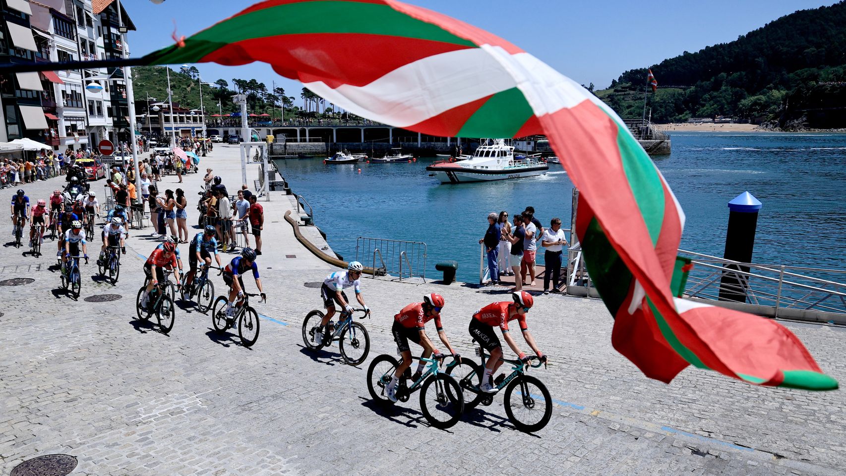 El pelotón del Tour de Francia, al paso por la localidad de Lekeitio.