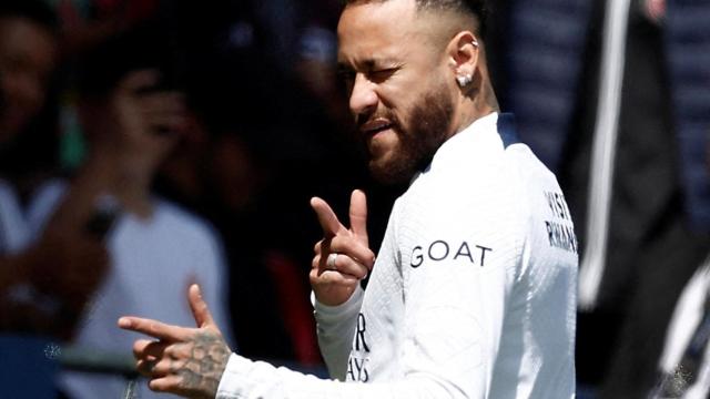 Neymar hace un gesto ante las cámaras.