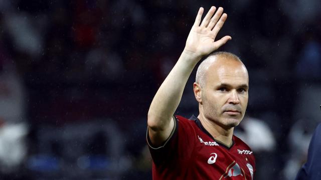 Andrés Iniesta se despide de la afición del Vissel Kobe.