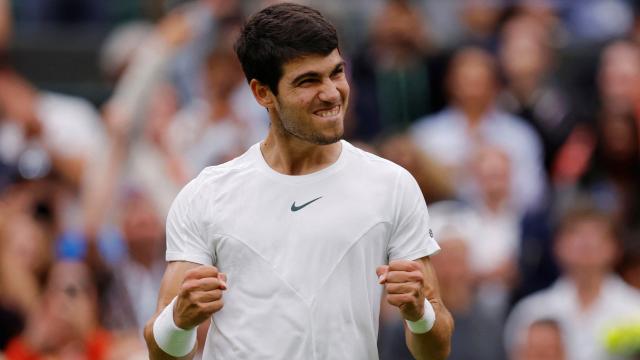 Carlos Alcaraz celebra su victoria frente a Chardy en primera ronda.