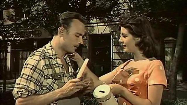 Concha Velasco y Tony Leblanc, en 'Las chicas de la Cruz Roja'