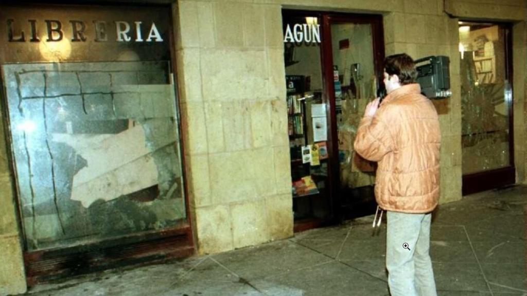 La librería Lagun en 1997 tras el ataque  de la kale borroka en la madrugada. Foto de: Juan Herrero (Agencia EFE)