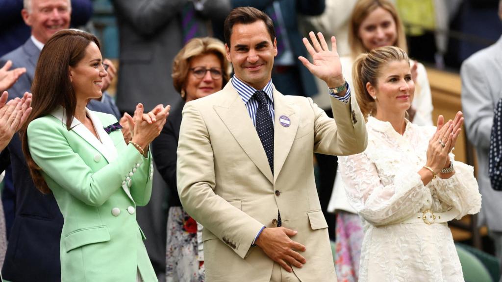 Roger Federer, saludando a los aficionados de Wimbledon junto a Kate Middleton y su mujer Mirka