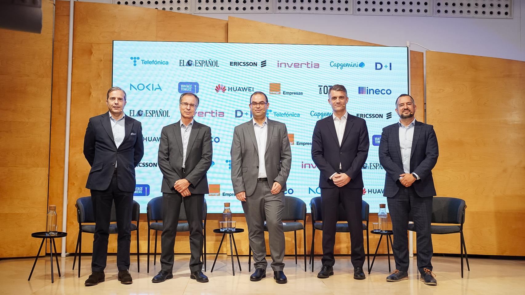 De izquierda a derecha: Iván Rejón, director de Estrategia, Políticas Públicas y Relaciones Institucionales de Ericsson Iberia; Javier Gutiérrez, director de Estrategia y Desarrollo de Red de Telefónica España; Alfonso Muñoz, redactor de Telecomunicaciones de EL ESPAÑOL-Invertia; Javier Olveira, director de Ingeniería Preventa B2B de Orange y Luis Manuel Díaz de Terán, vicepresidente del sector Telco de Capgemini.