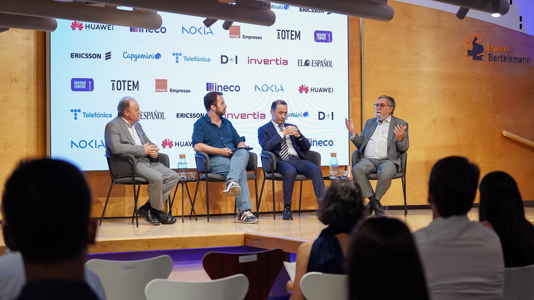 De izquierda a derecha, Antonio Fernández Paniagua (Ministerio de Asuntos Económicos), Alberto Iglesias (subdirector de D+I), Alberto Moreno (Telefónica) y Jorge Pérez (UPM), durante la mesa redonda.