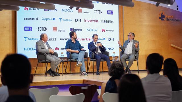 De izquierda a derecha, Antonio Fernández Paniagua (Ministerio de Asuntos Económicos), Alberto Iglesias (subdirector de D+I), Alberto Moreno (Telefónica) y Jorge Pérez (UPM), durante la mesa redonda.