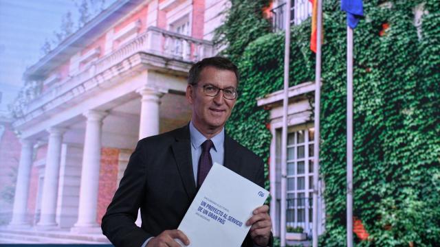Alberto Núñez Feijóo, ante la imagen de Moncloa que utilizó en el acto de presentación de su programa electoral.