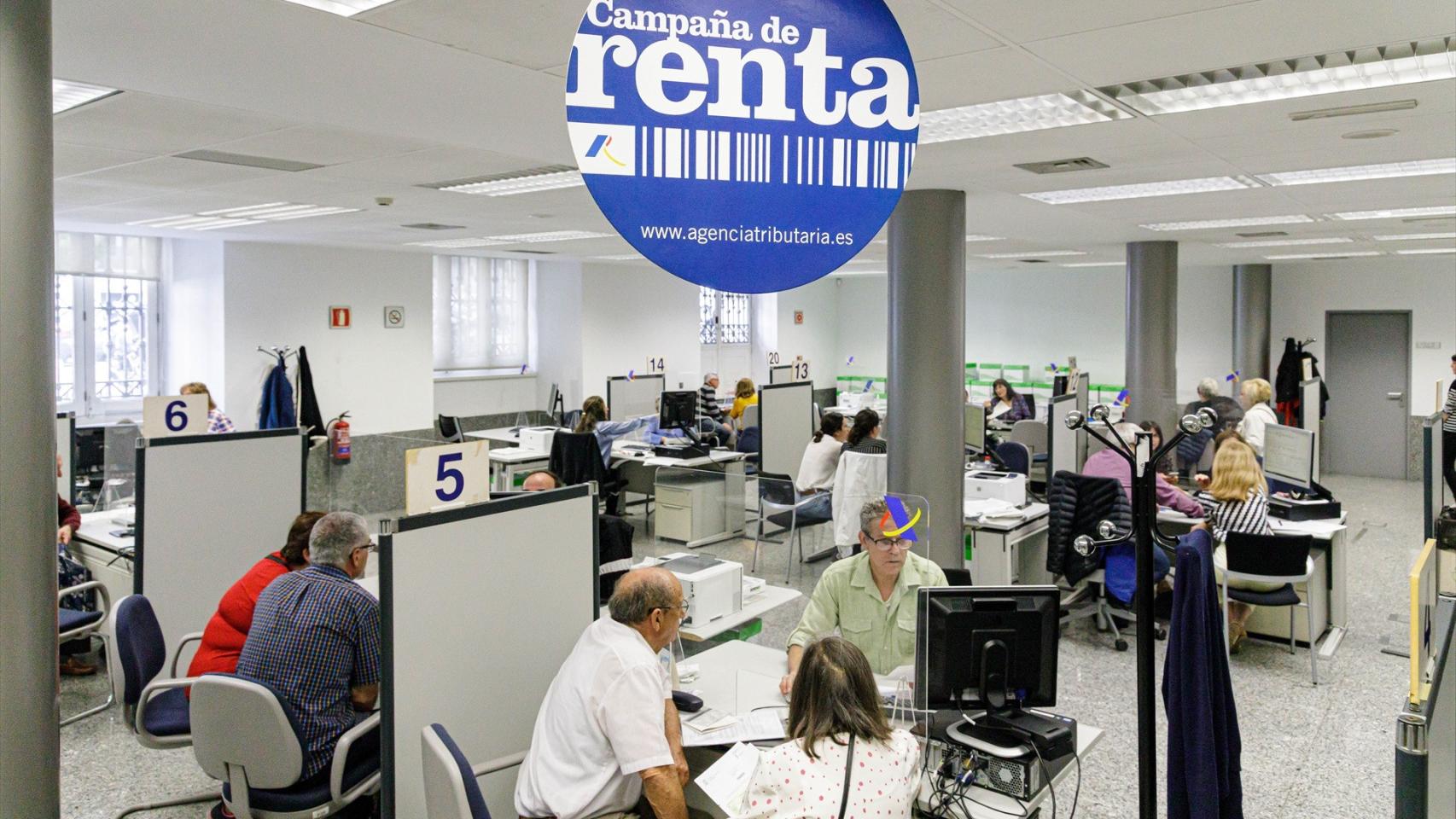 Varias personas son atendidas en la Agencia Tributaria para presentar la declaración de la renta correspondiente al ejercicio de 2022.