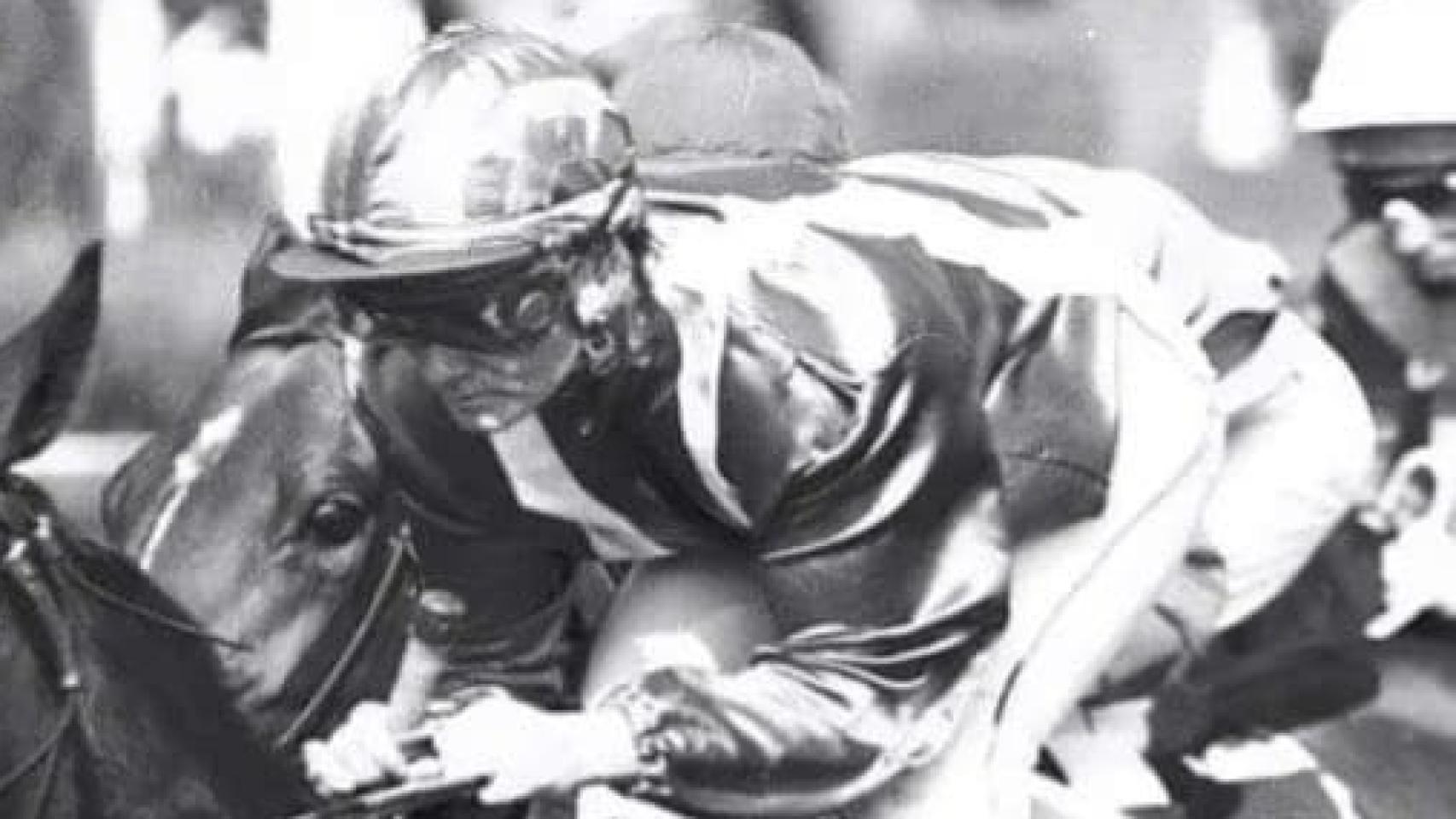 Conchita Mínguez, la primera mujer jockey en España.