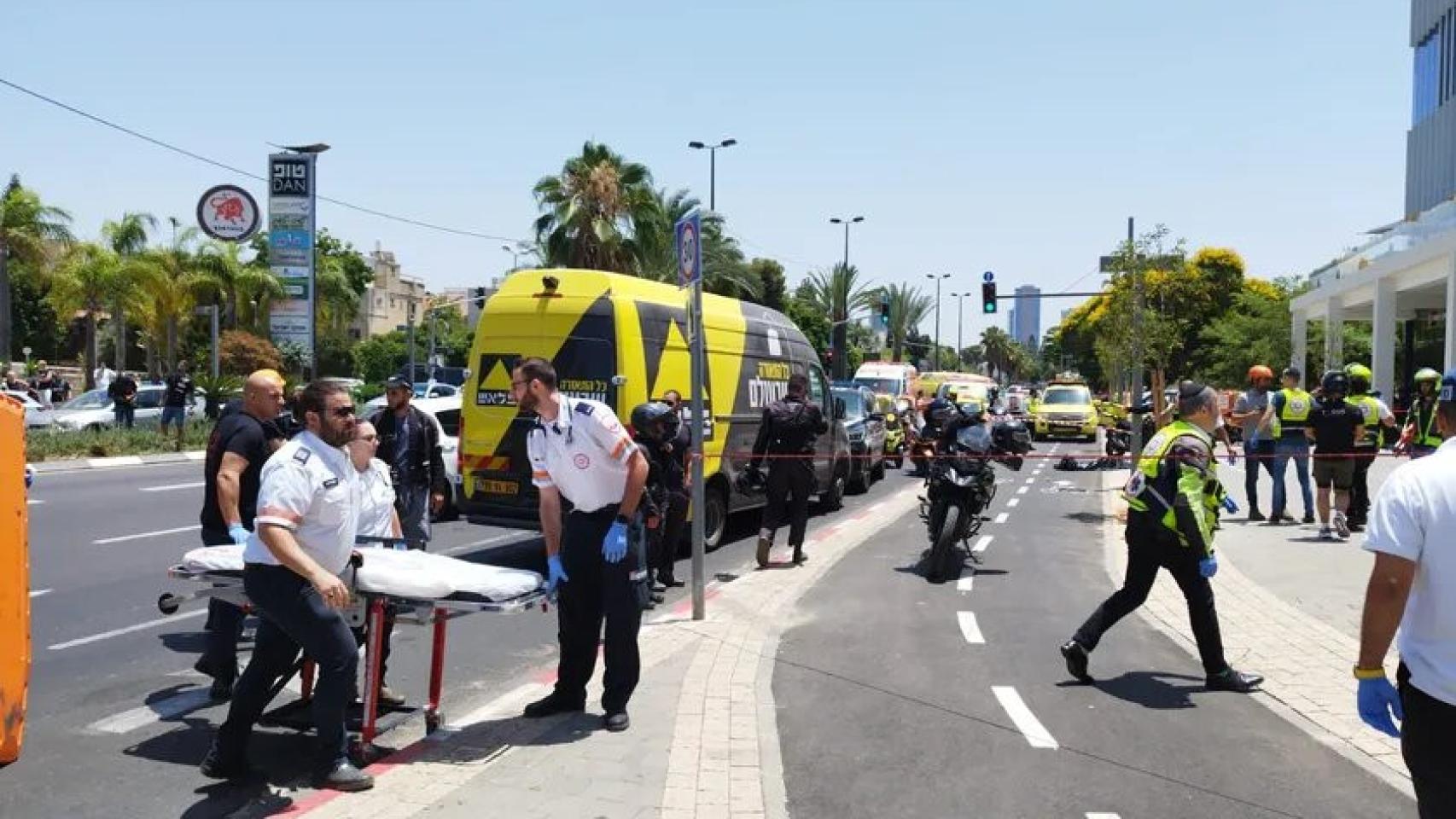 Servicios de emergencia tras el presunto ataque en Tel Aviv.