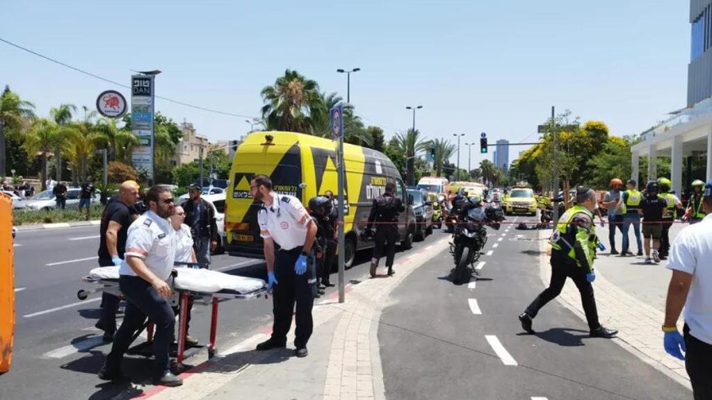 Servicios de emergencia tras el presunto ataque en Tel Aviv.