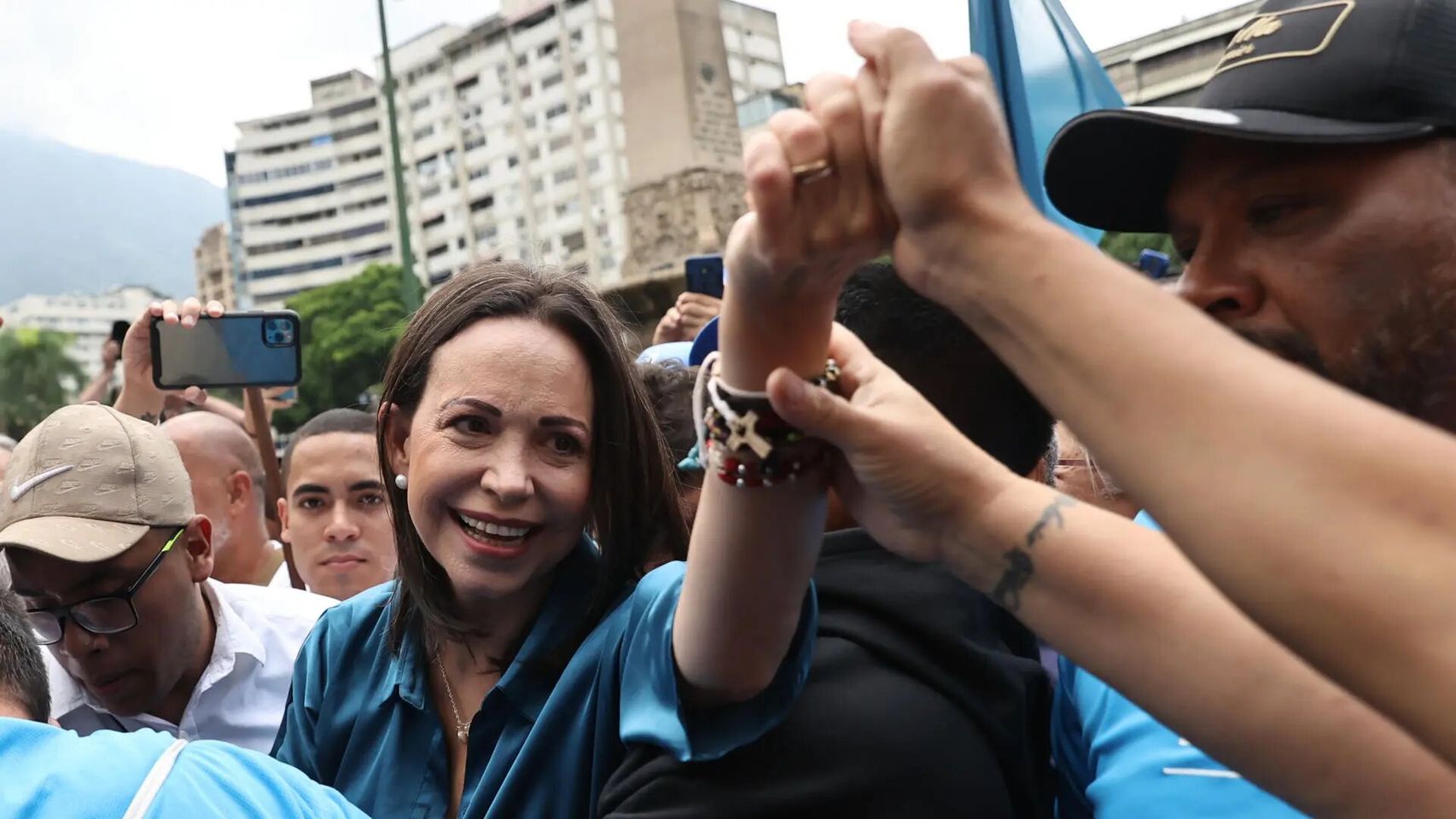 Fotografía de archivo, tomada el pasado 23 de junio, en la que se registró a la líder opositora venezolana María Corina Machado, al saluda a seguidores, en Caracas (Venezuela).