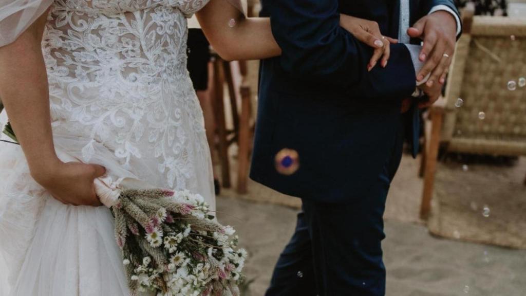 Imagen de archivo de una pareja de recién casados