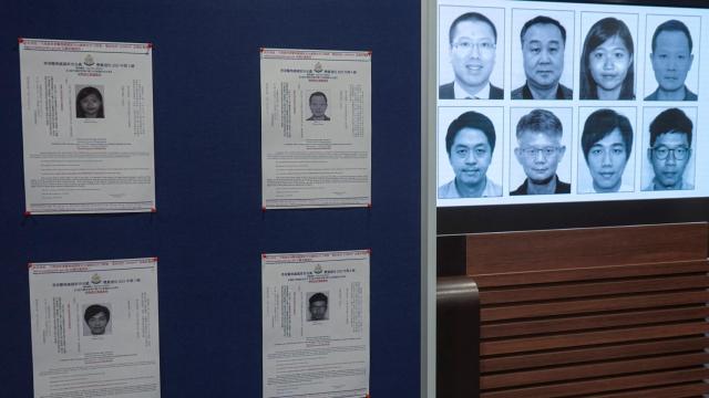 Fotos y carteles de los ocho activistas buscados por Hong Kong.