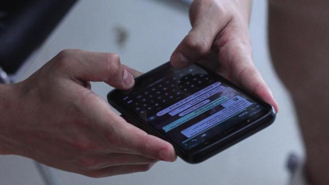 Persona usando WhatsApp