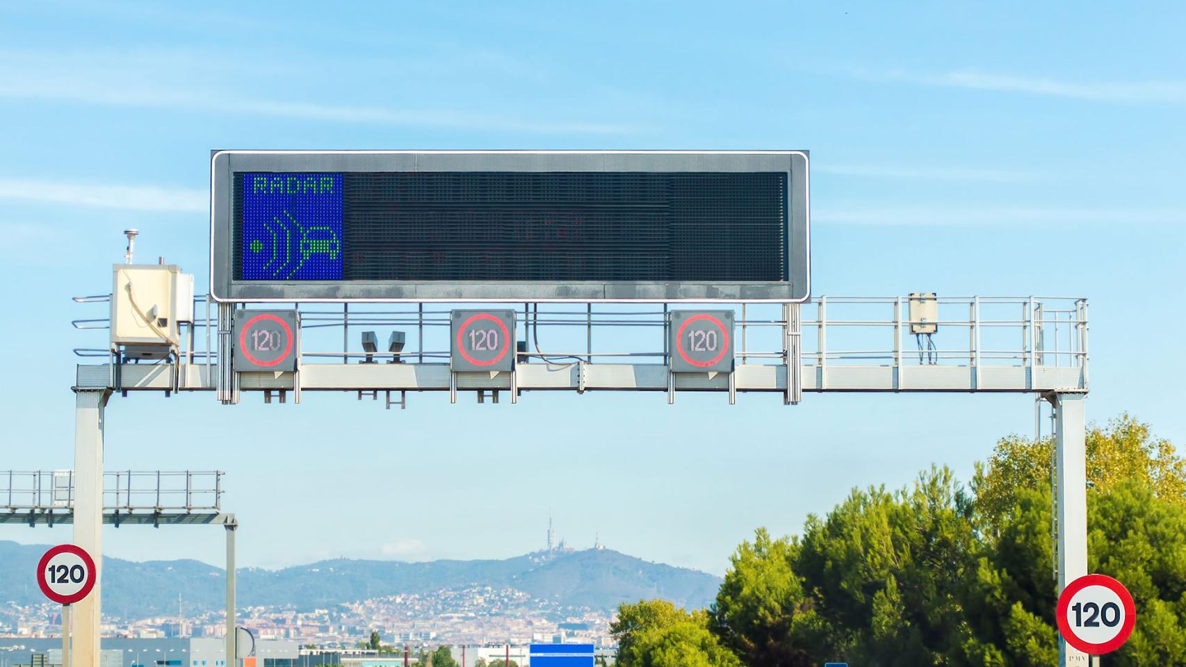 Sistema de radar de la DGT en carretera.