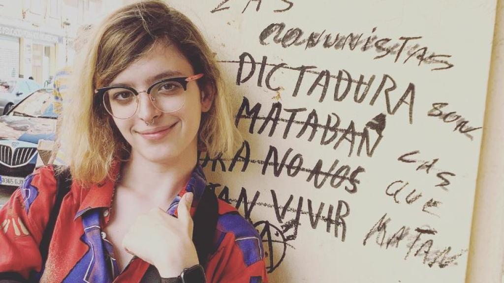 Elizabeth Duval ante una pintada feminista