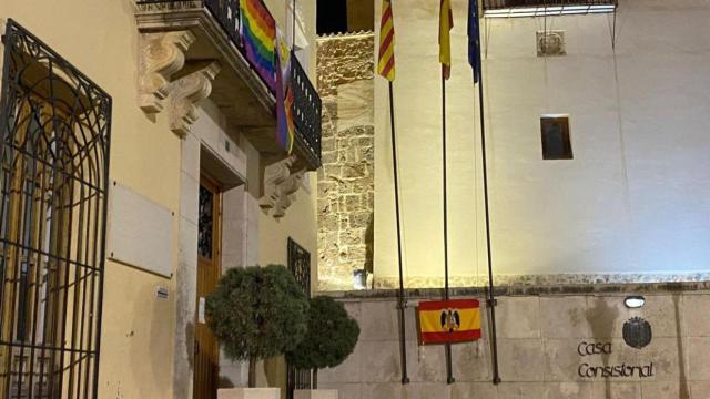 Fachada del Ayuntamiento de Albaida con las banderas LGTBI antes de ser arrancadas este fin de semana, y la franquista en la pared contigua