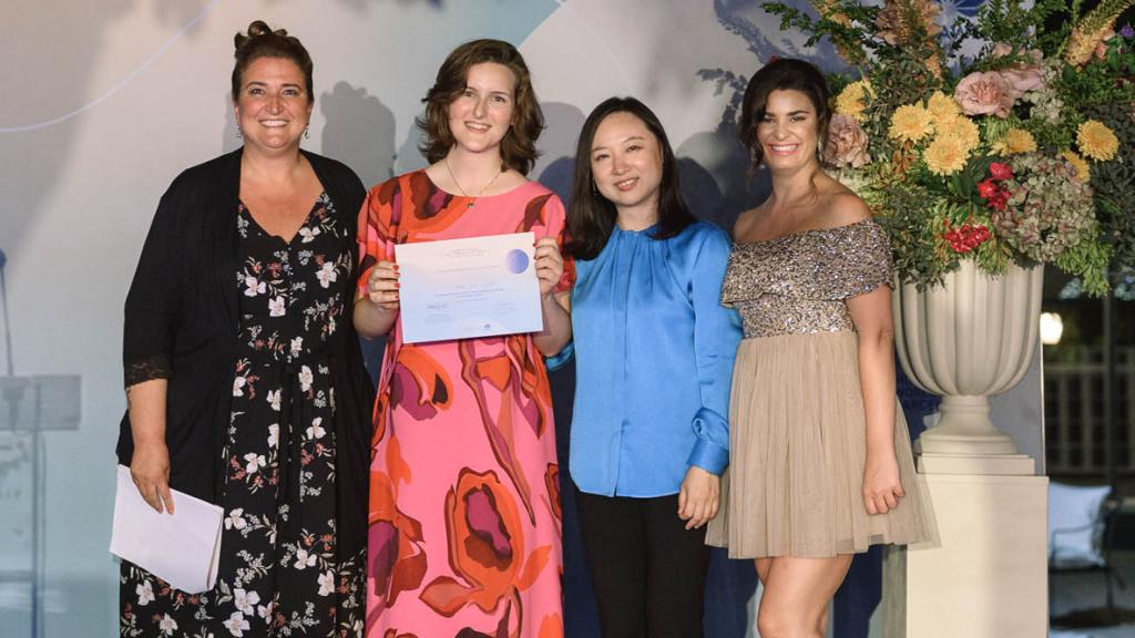 La representante de Croacia, Rina, recibe su certificado en la Summer School.