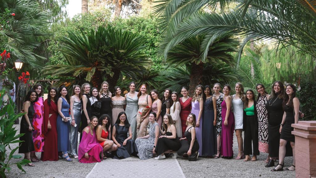 Las 29 jóvenes europeas junto a Berta Herrero, momentos previos a la entrega de premios.