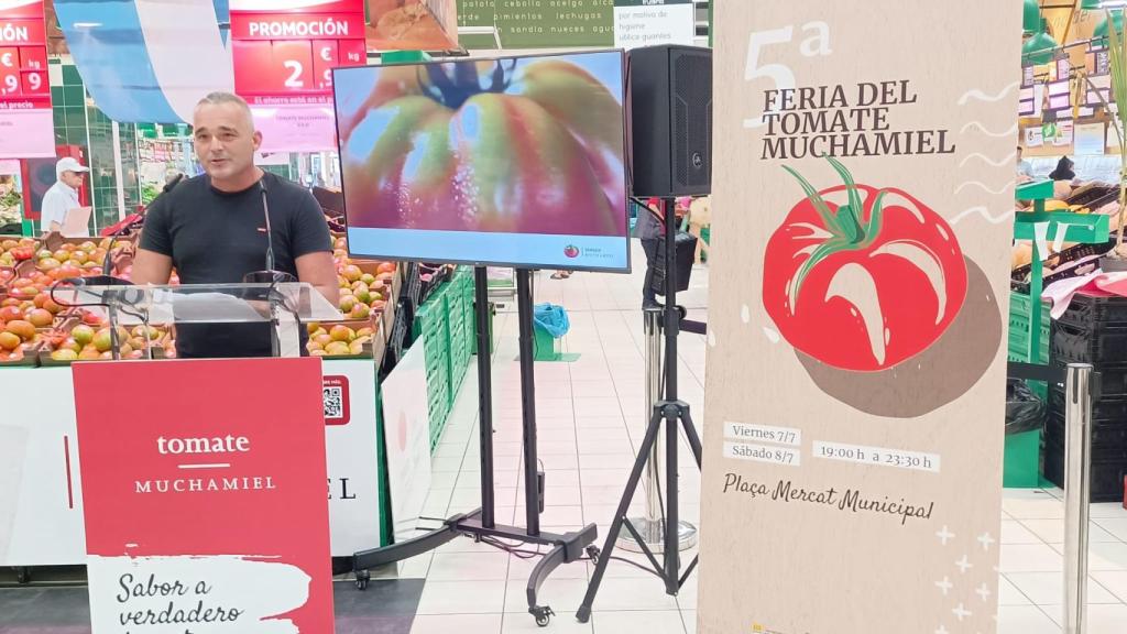 Juan Pedro, uno de los cinco agricultores de Mutxamel que produce su variedad de tomate.