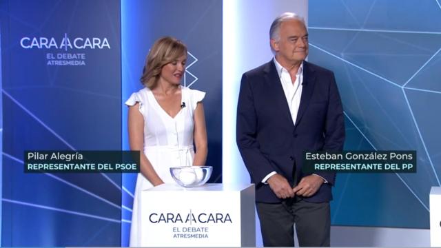 Esteban González Pons y Pilara Alegría en el sorteo del 'cara a cara' junto a Vicente Vallés y Ana Pastor.