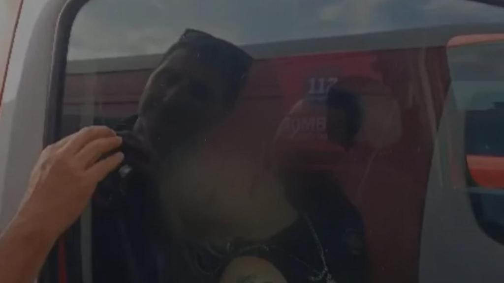 La joven durmiendo en el interior del coche de bomberos.