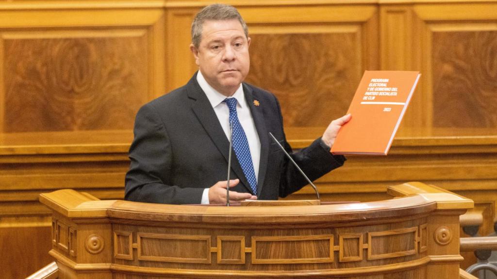 Page con su programa en la tribuna de las Cortes.