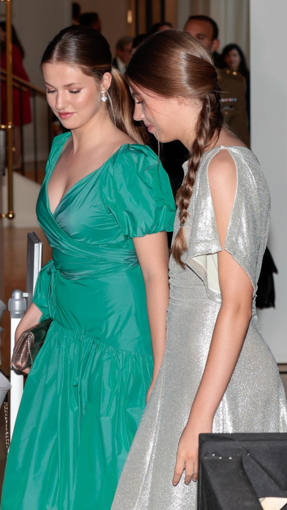 La princesa de Asturias con diseño de Cherubina junto a su hermana, la infanta Sofía.