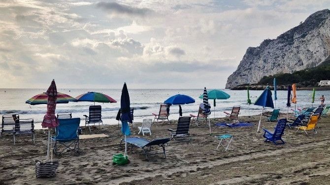 Sombrillas y hamacas en primera línea de la playa de Calpe, sin nadie que las vigile.