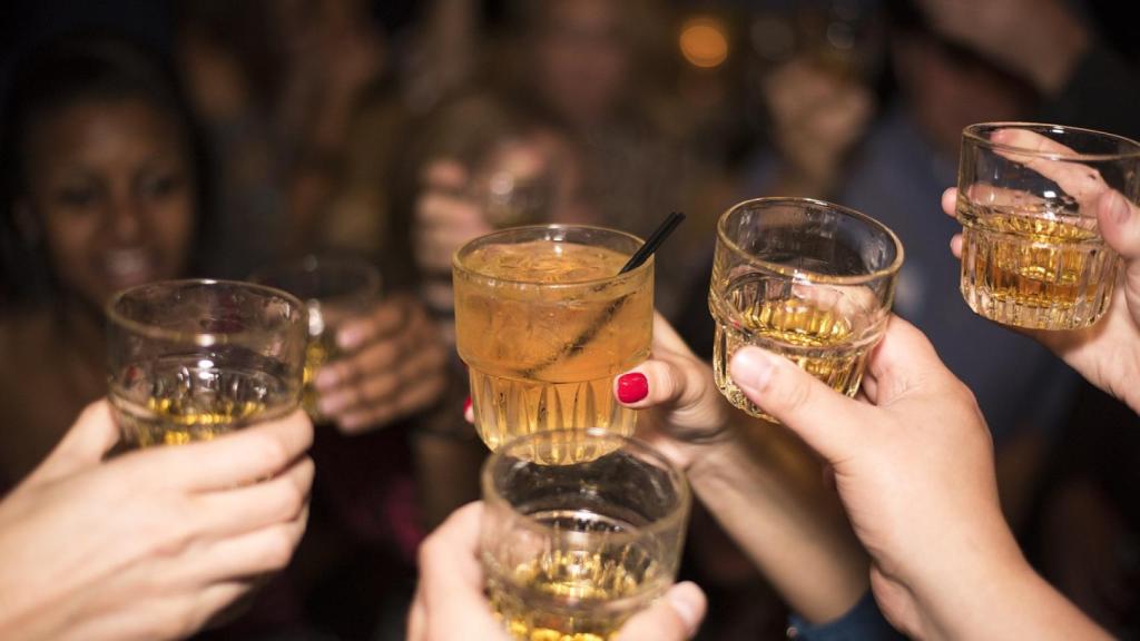 Un estado de ánimo positivo conduce, paradójicamente, a un consumo mayor y más peligroso de alcohol.
