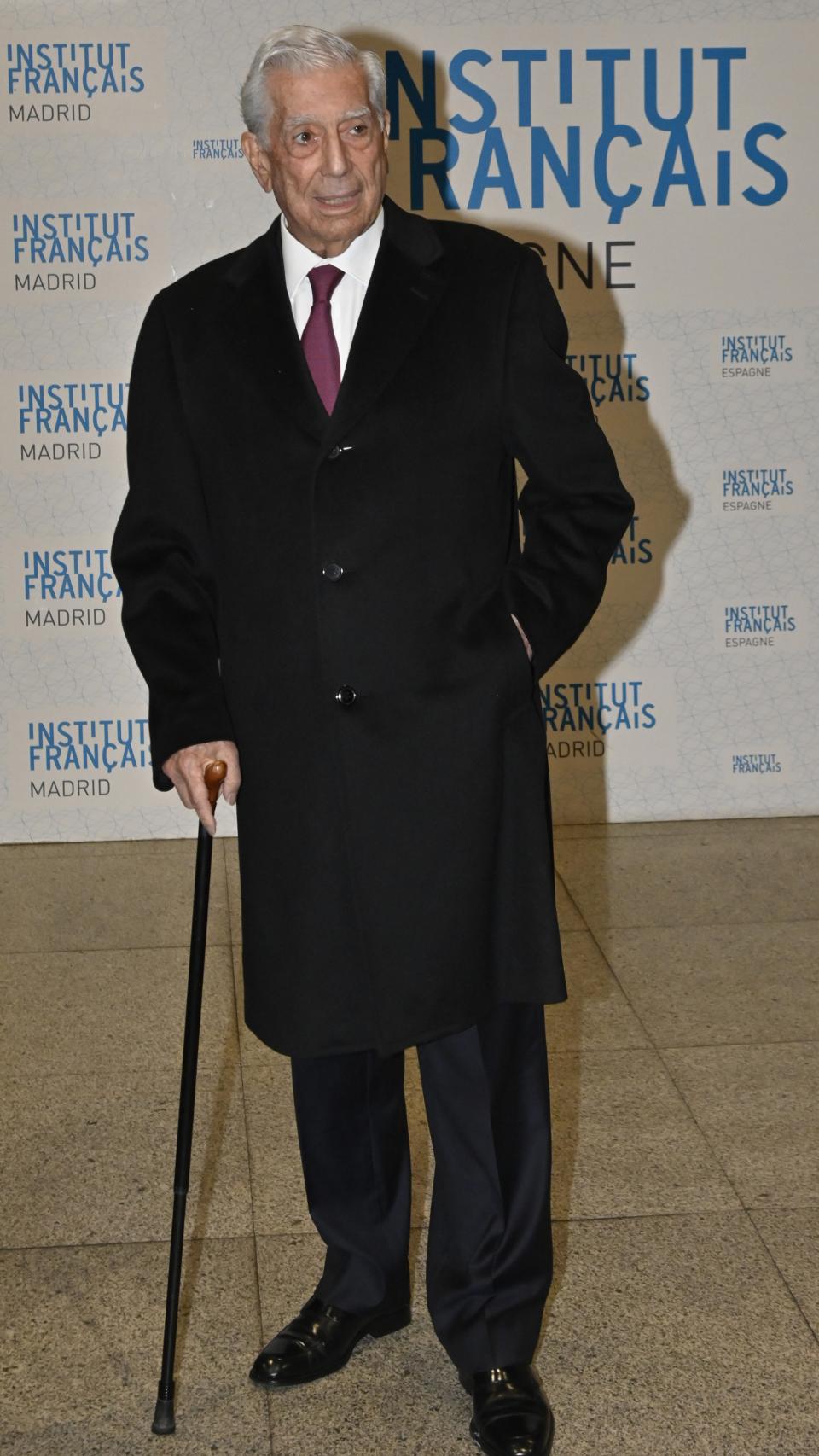 Desde hace varios años, Mario Vargas Llosa no suelta su bastón.