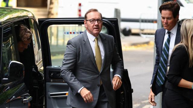 Kevin Spacey llegando al primer día de su juicio por delitos sexuales.