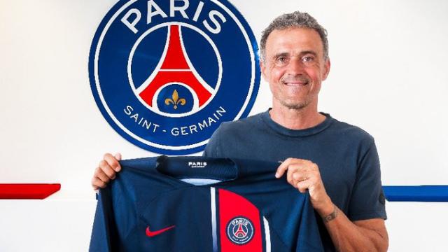 Luis Enrique luce la camiseta del PSG