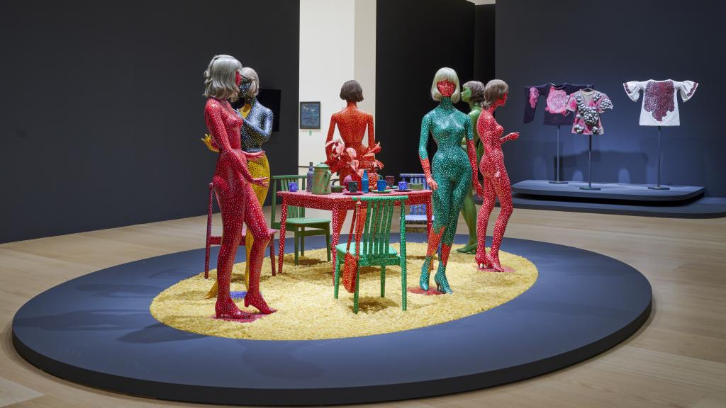 Vista de la exposición de Yayoi Kusama en el Museo Guggenheim Bilbao con 'Auto-obliteración', 1966–1974, en primer término