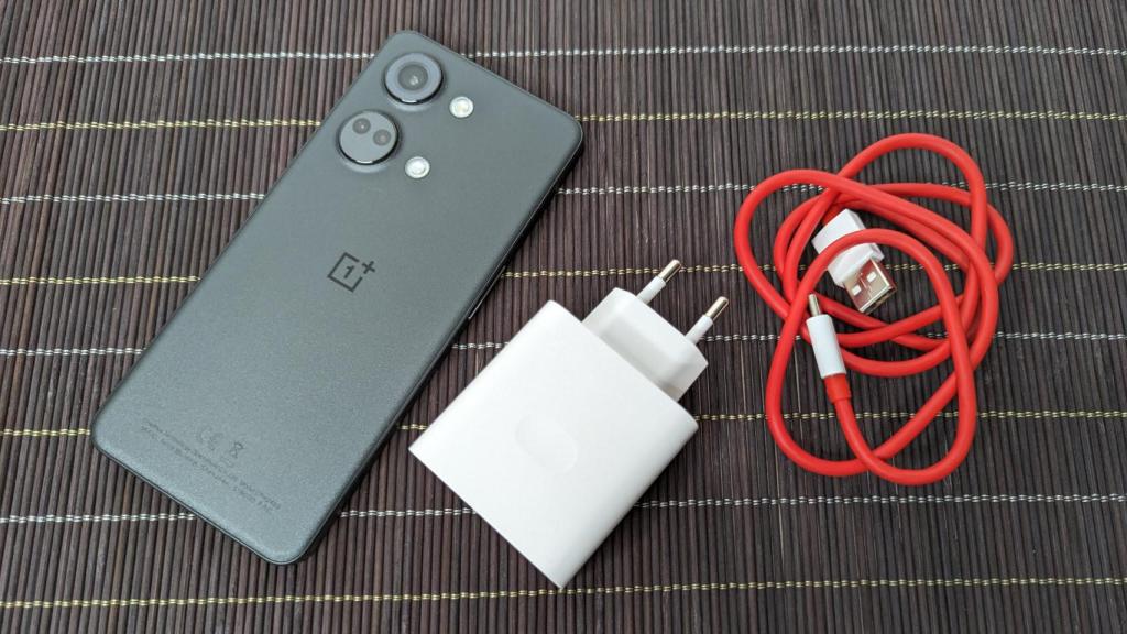 El OnePlus Nord 3 viene con el cargador necesario para aprovechar la carga rápida de 80 W