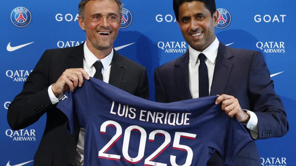 Luis Enrique y Nasser Al-Khelaifi, posando con la camiseta conmemorativa por el fichaje del asturiano por el PSG