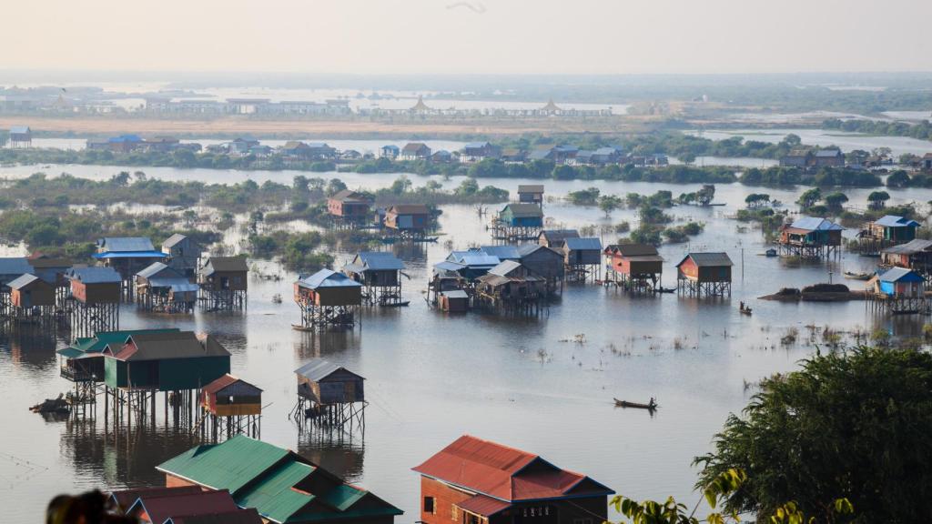 Vista aérea de un pueblo flotante en Tonlé Sap, Camboya.