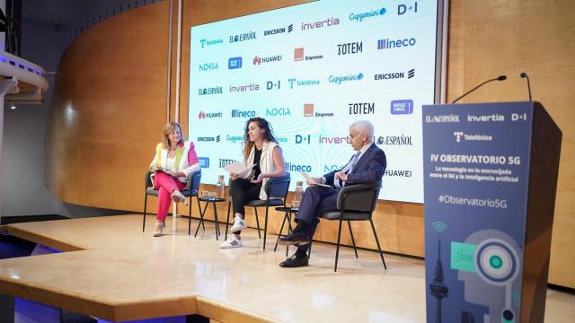 De izquierda a derecha, Cristina Gallach, comisionada especial del PERTE de la lengua; Sandra Viñas, redactora de D+I; y Jaime Martorell, comisionado especial del PERTE del chip.