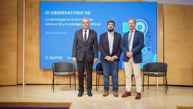 Víctor Calvo-Sotelo, director general de DigitalES; Chema Flores, Jefe de tecnología de EL ESPAÑOL; Ricardo Palomo, decano y catedrático de la Universidad CEU San Pablo y director del Observatorio Metaverse I+D Community Lab CEU-ACM.