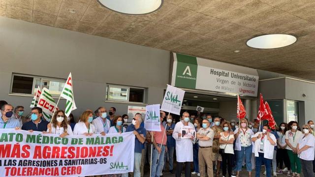 Imagen de archivo de profesionales sanitarios concentrados en Málaga por una agresión a un médico.