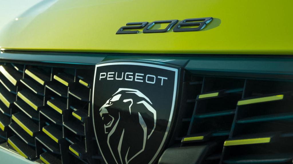 Nuevo emblema de Peugeot en la parrilla del 208.