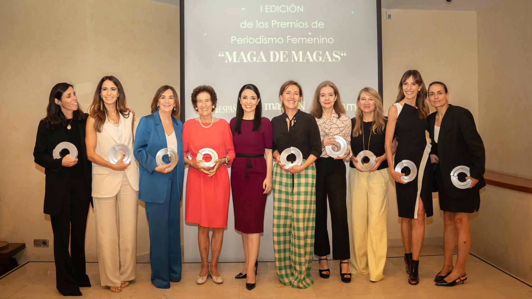 Las nueve directoras de revistas con Cruz Sánchez de Lara.