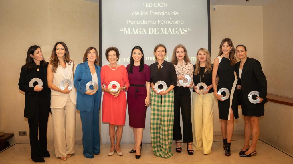 Las nueve directoras de revistas con Cruz Sánchez de Lara.
