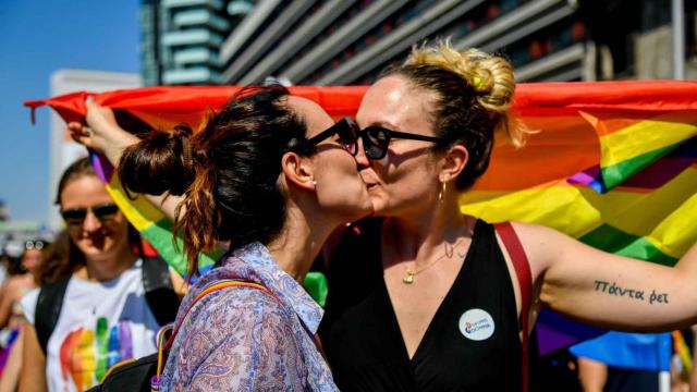 Dos mujeres besándose.