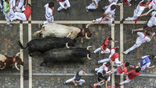 Celebración de San Fermín en las calles de Pamplona.