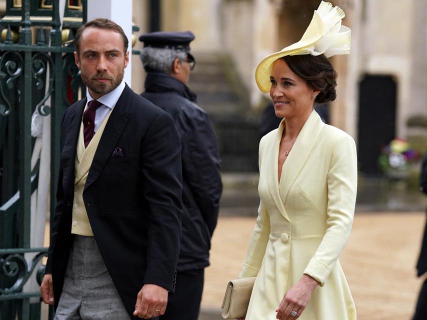 James y Pippa, hermanos de Kate, en la coronación de Carlos III.